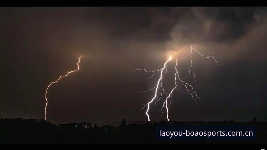 暴雨、闪电、2小时11分钟的中断、三天内从“被淘汰边缘”到“提前出线”的剧本翻转。